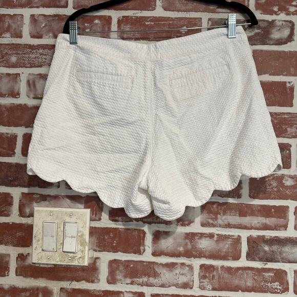 Lilly Pulitzer Buttercup White Seersucker Scallop-Hem Shorts Size 8 Womens EUC - Picture 2 of 9